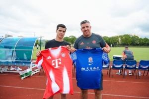 申花07梯队3-1拜仁世界队，特谢拉现场观战并与马凯交换球衣