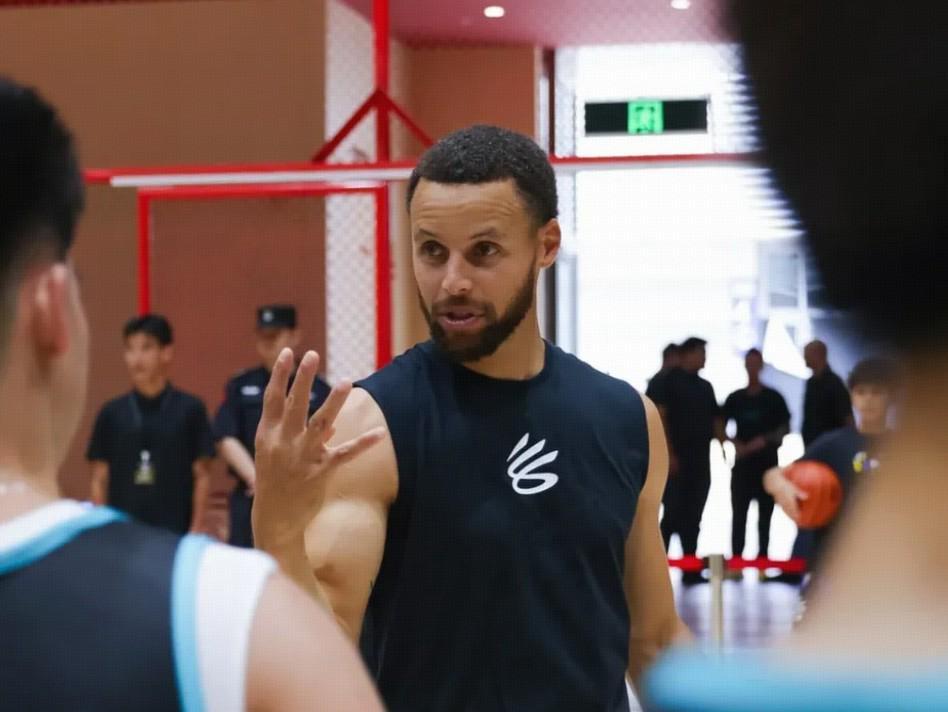 世俱杯买球APP-库里为重庆偏远学校赠送篮球装备，并联合姚基金启动公益计划